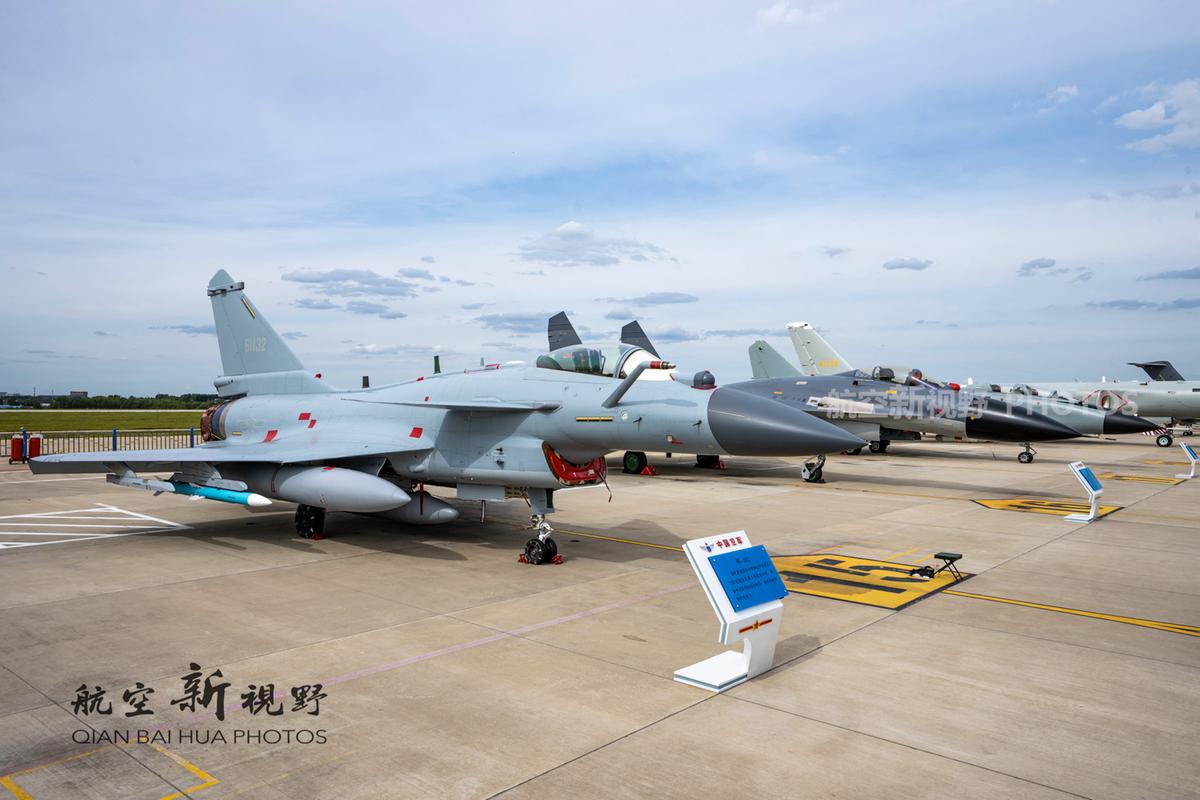 歼-10CE登展台C位,歼10c表演